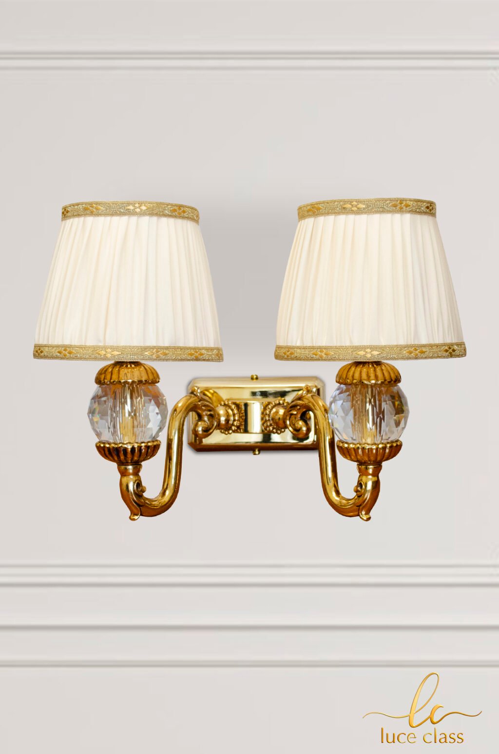 Applique lampada da parete in ottone e cristalli a 2 luci con paralumi avorio plissé