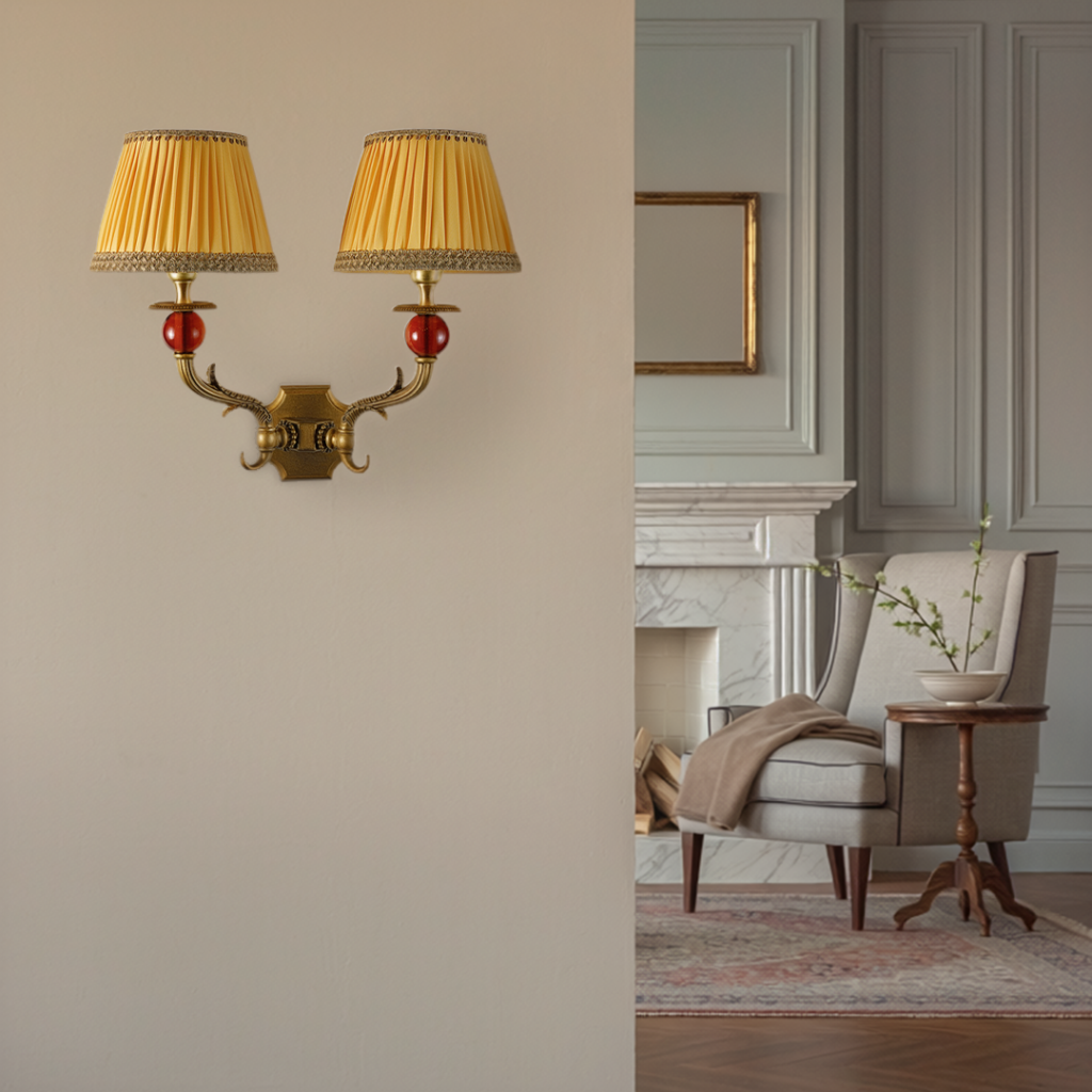 Applique lampada da parete in ottone e cristalli ambra a 2 luci con paralumi plissé