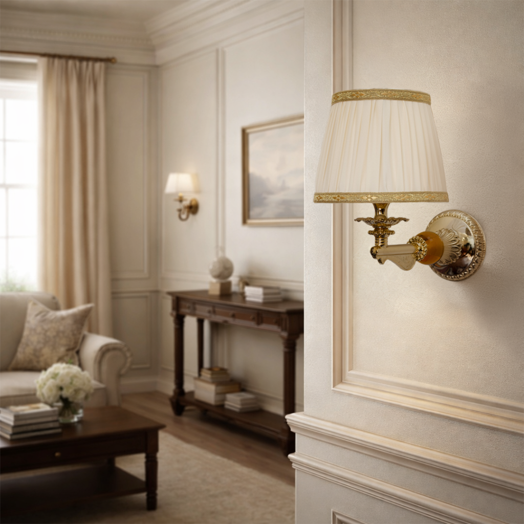 Applique lampada da parete in ottone e cristalli ambra a 1 luce con paralume avorio plissé