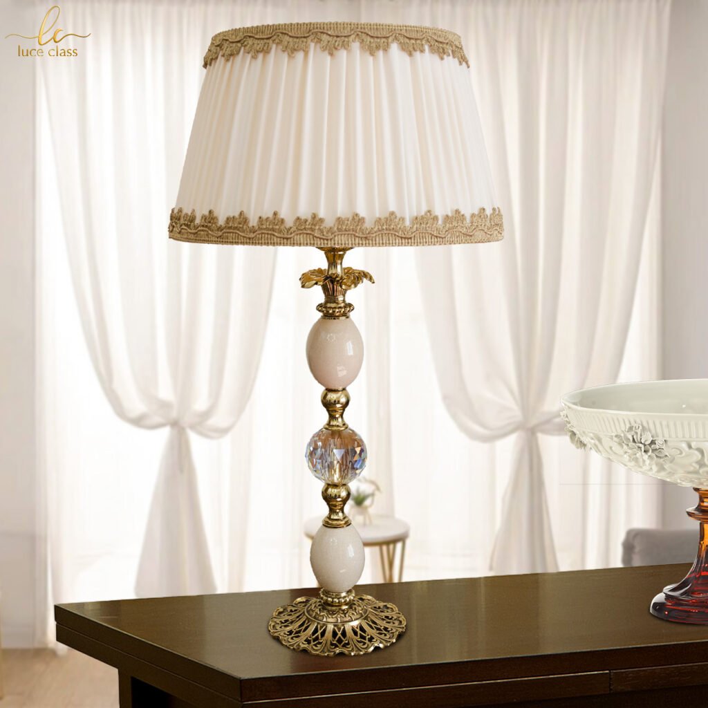 Elegante lampada da tavolo in ceramica toscana, cristallo e ottone.