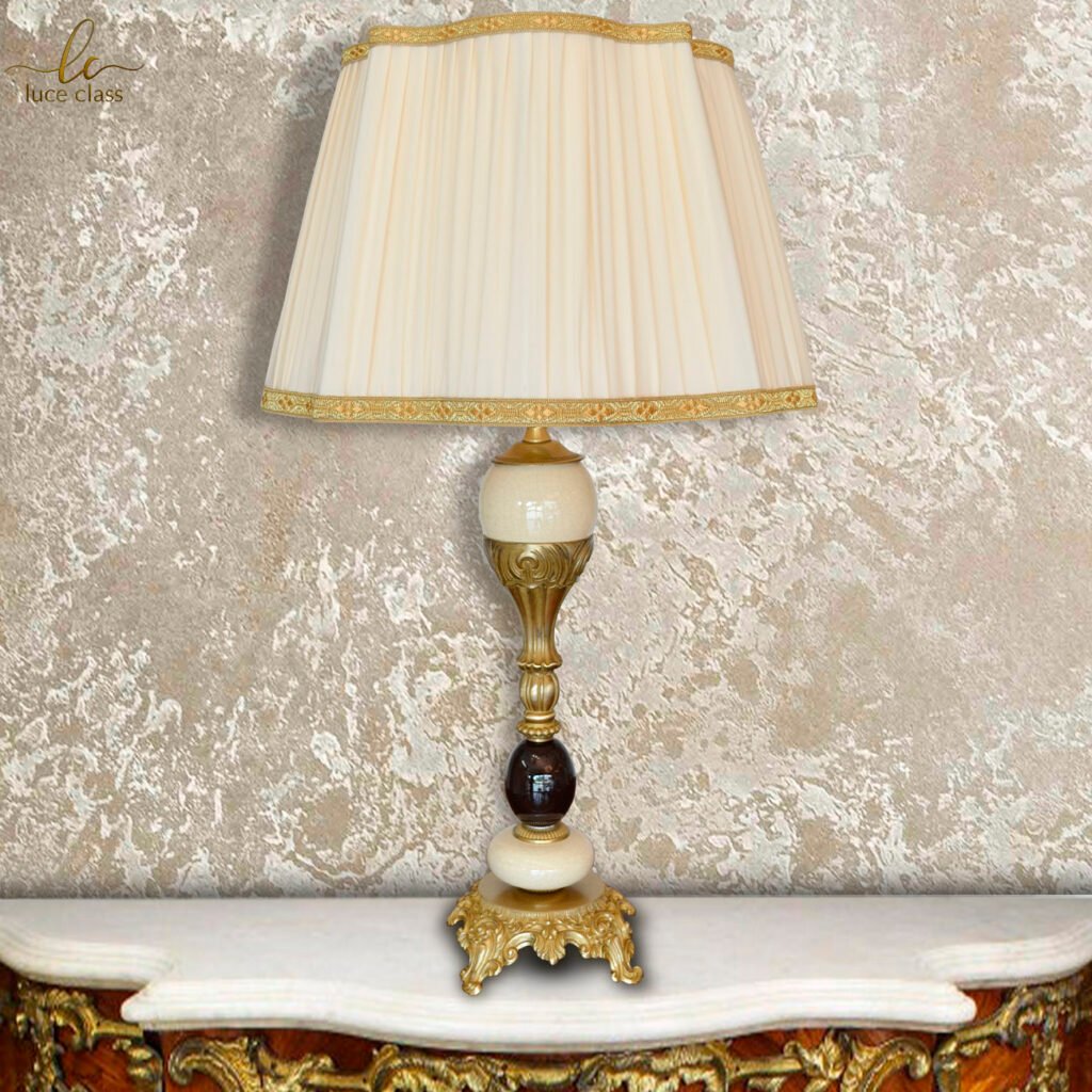Lampada in ceramica Fiorentina e ottone, con paralume in seta plissettato.