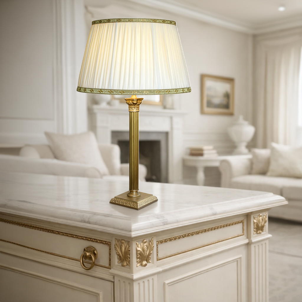 lampada da tavolo classica in ottone satinato con paralume in seta plissé lume