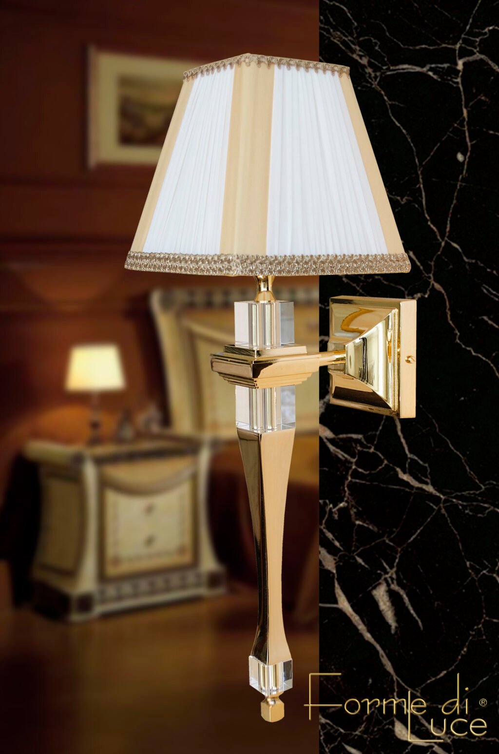Applique colonna quadra in ottone e cristallo con paralume a piramide