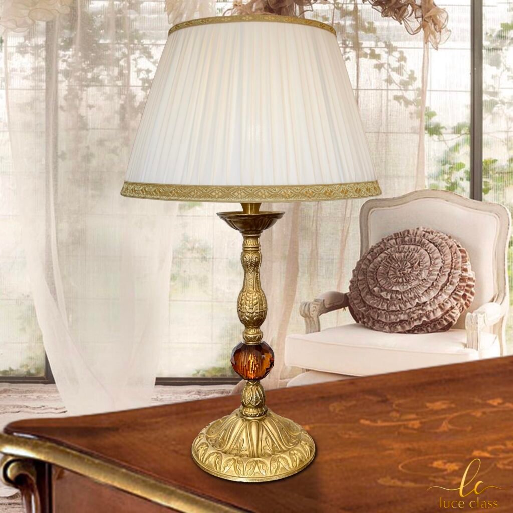 design ed eleganza con la lampada da comodino in cristallo e ottone