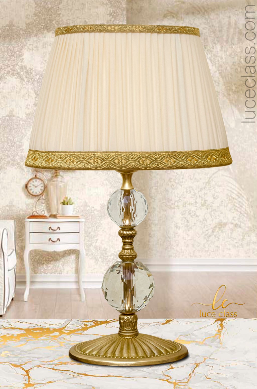 Elegante lampada ovale da tavolo in cristallo e ottone satinato paralume in seta