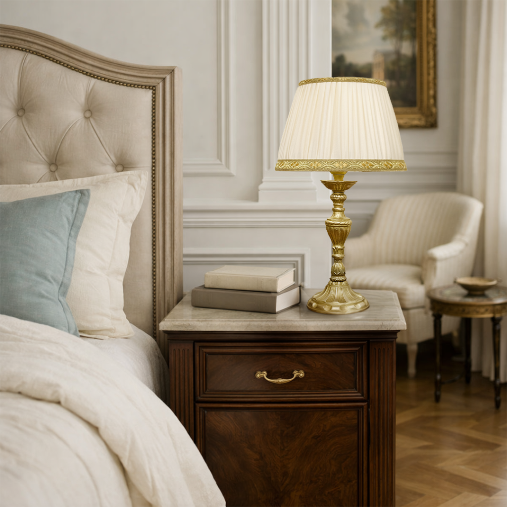 Lampada da tavolo comodino classica colonnina in ottone con paralume.