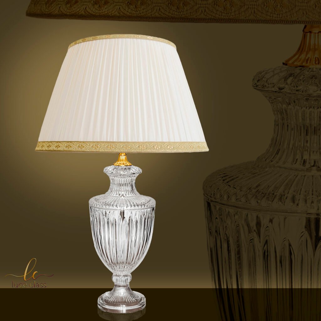 Lampada da tavolo grande classica in cristallo con paralume in seta plissettato