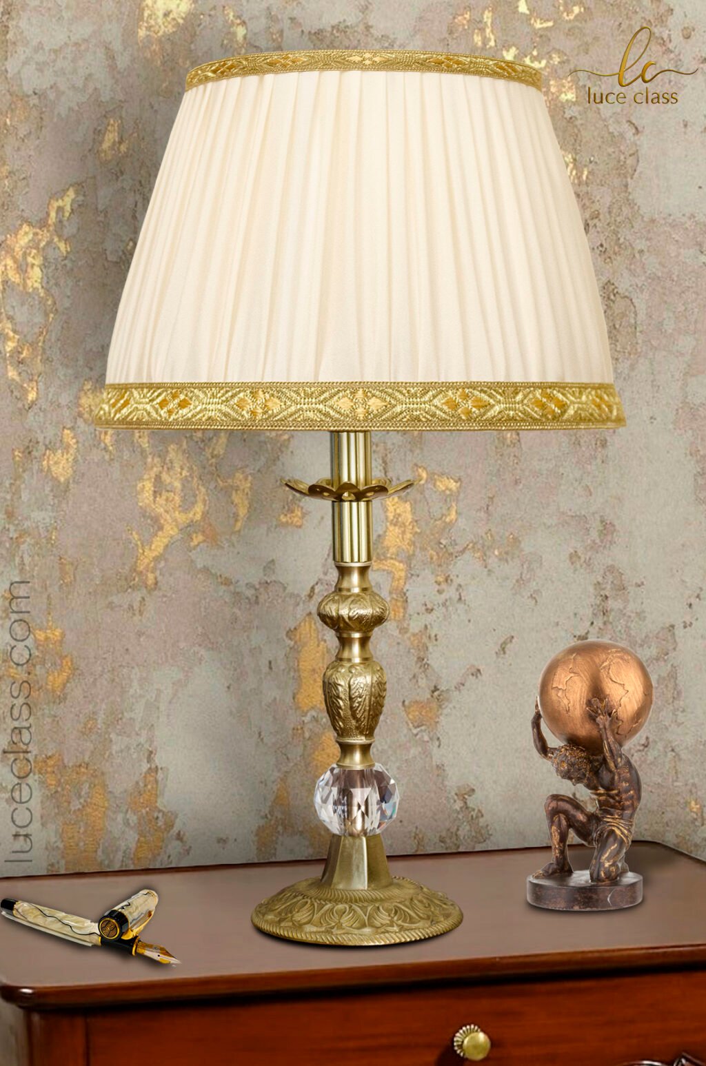 lampada da tavolo comodino classica in cristallo e ottone con paralume plissé.