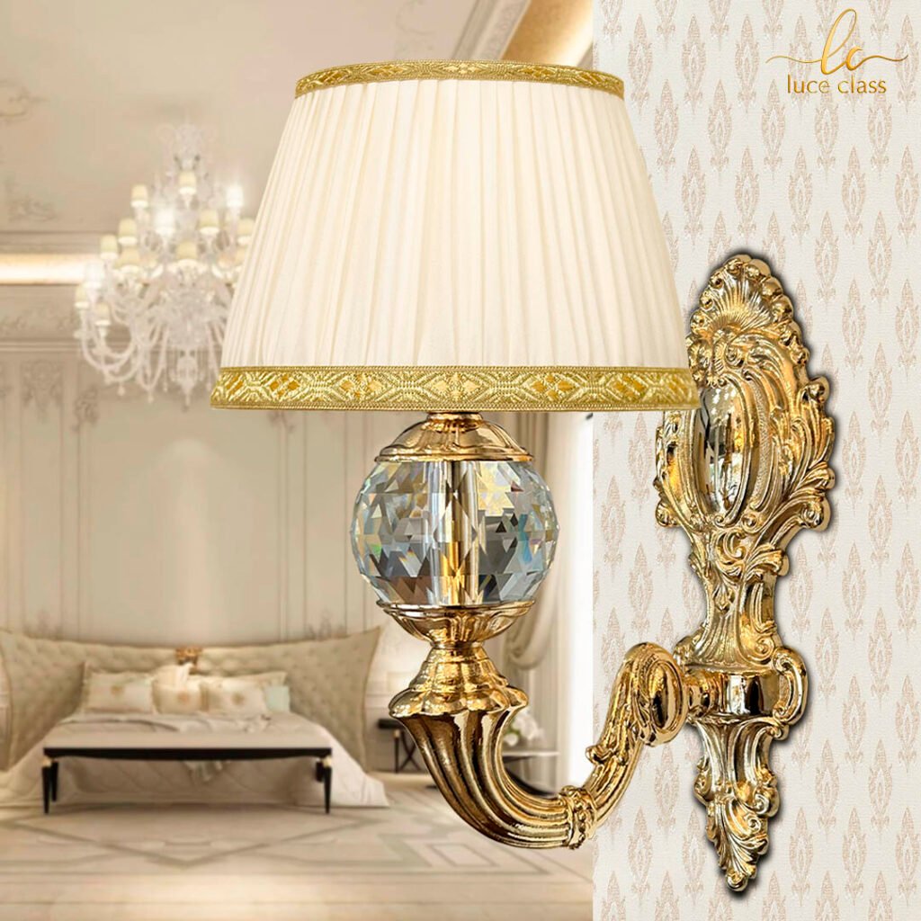 Applique classica elegante in ottone e cristallo con paralume in misto seta plissettato.