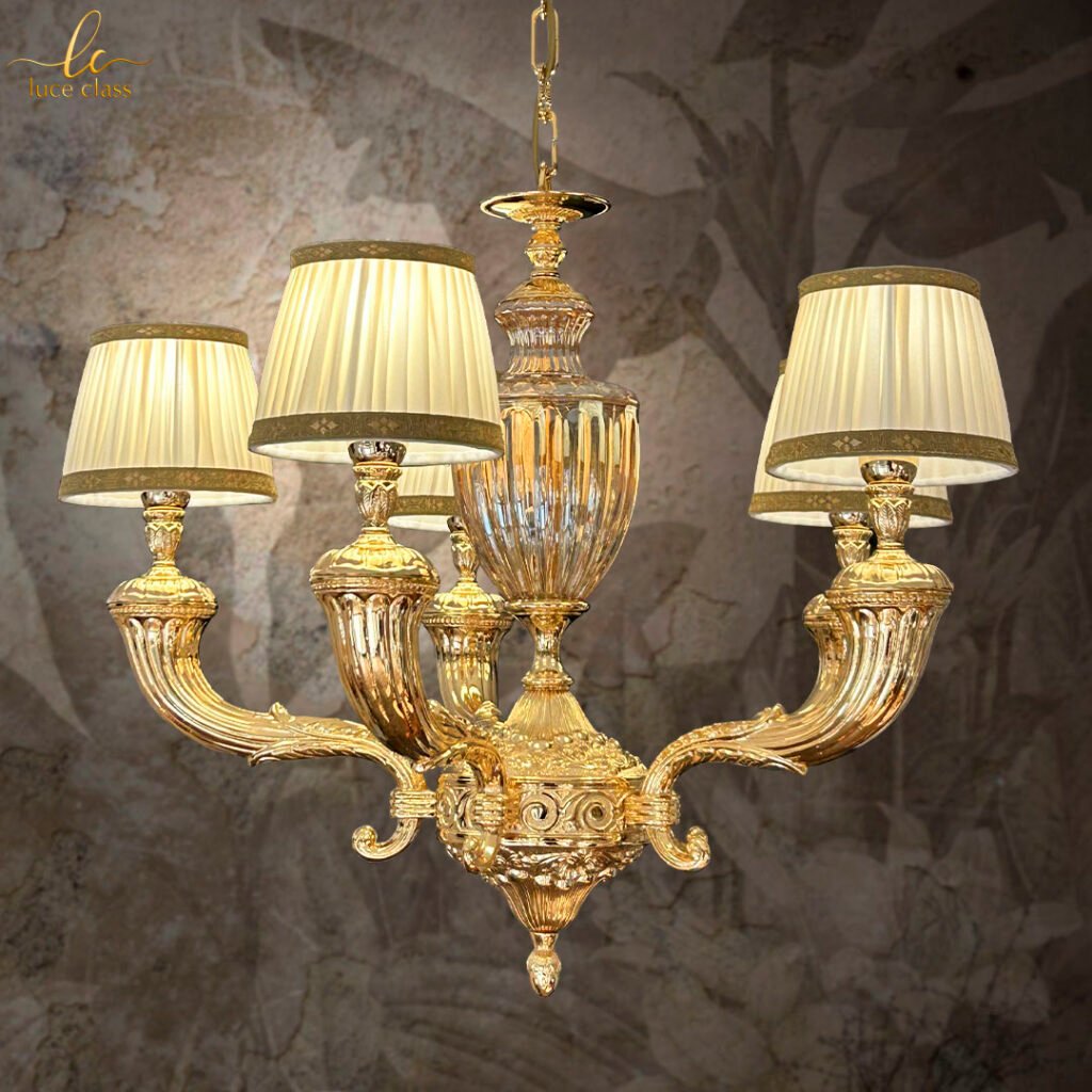 Lampadario sospensione a 5 luci tutto in ottone con vaso in cristallo e paralumi plissè avorio