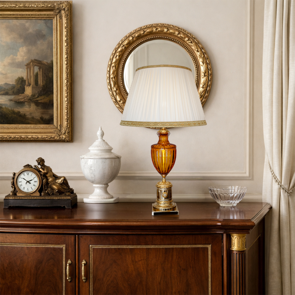 Luceclass | Prestigiosa lampada da tavolo di gran lusso in puro cristallo e ottone, con paralume plissè.