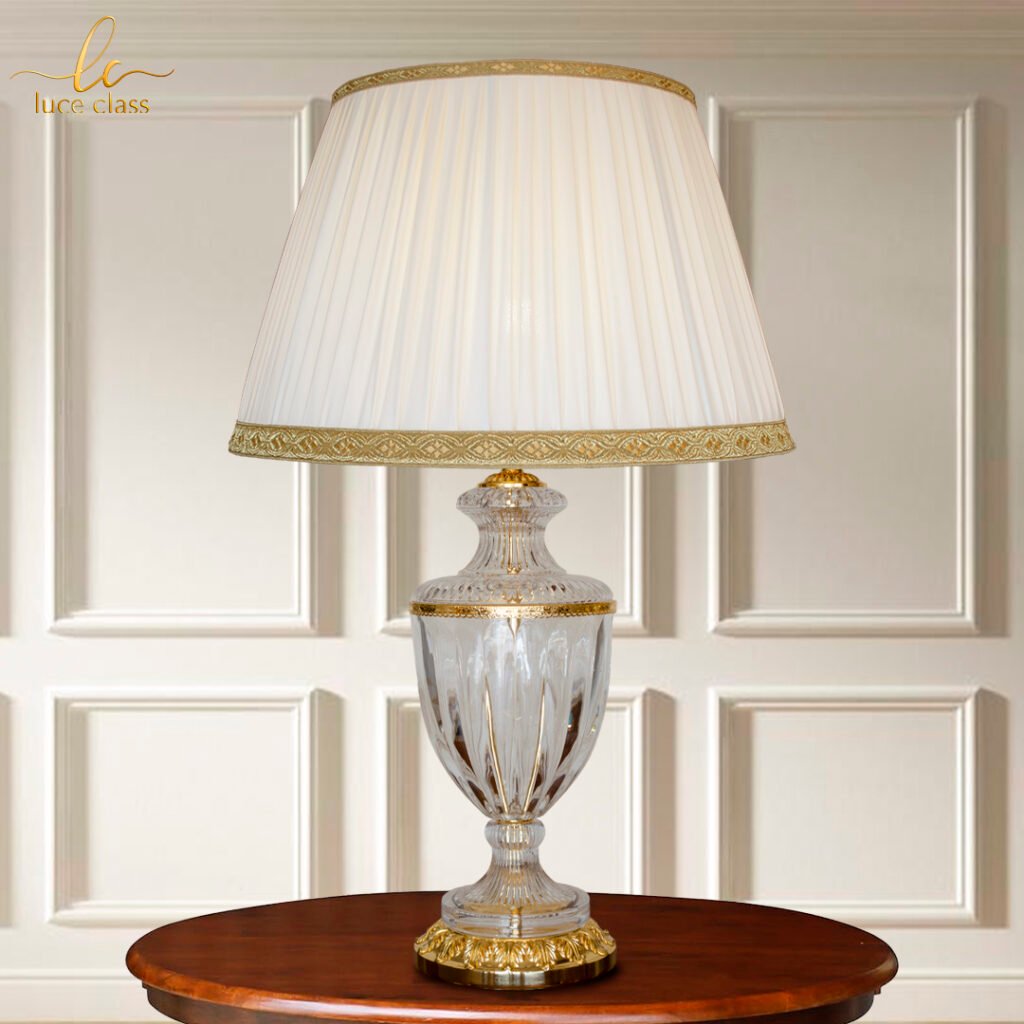 Lampada di lusso in puro cristallo e ottone dorato lucido con greca dorata e paralume plissè avorio.
