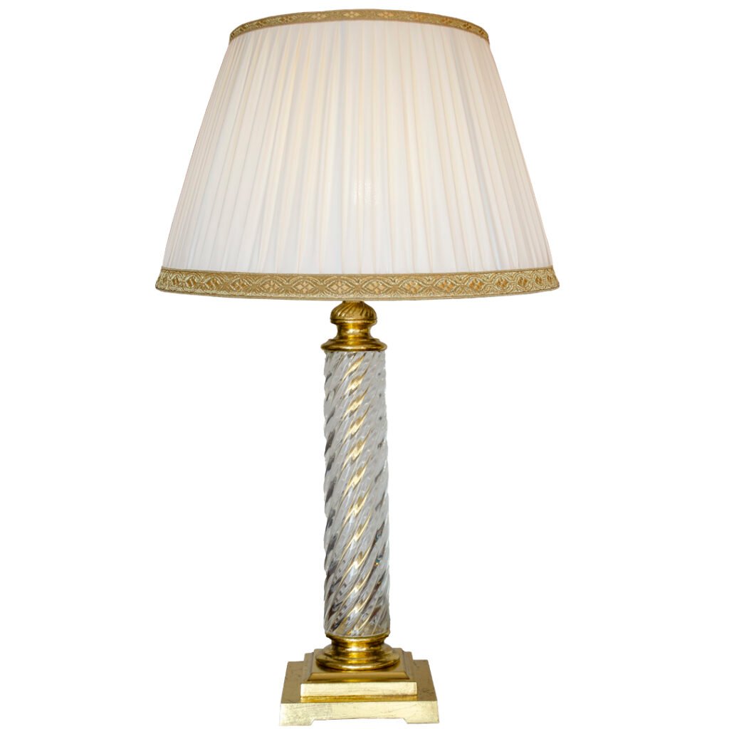Lampada colonna torcion di cristallo e ottone finitura “foglia oro”. Paralume in seta plissè color avorio.