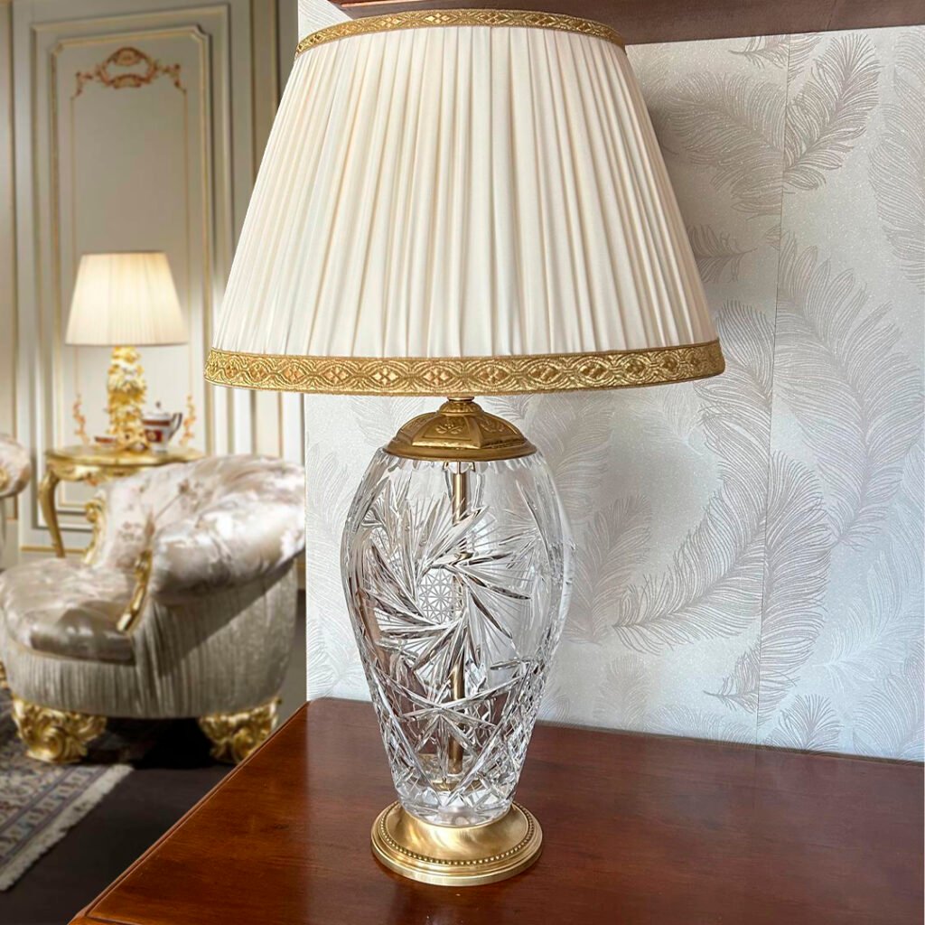 Splendida Lampada in cristallo pesante di Bohemia trasparente con base in ottone.